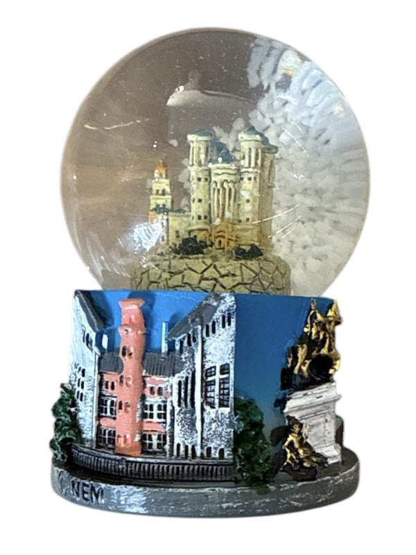 Boule à neige Lyon Fourvière petite 2 chez souvenirsdelyon.com
