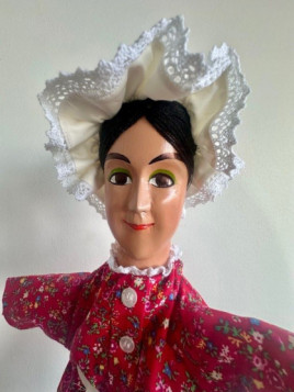 Marionnette la Madelon robe rouge 2 chez Souvenirsdelyon.com